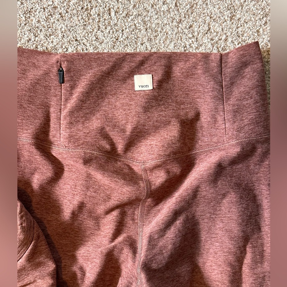 VUORI elevation hazelnut Sports Bra & Leggings Set
Gently used.
Top L
Bottom S - Picture 7 of 10